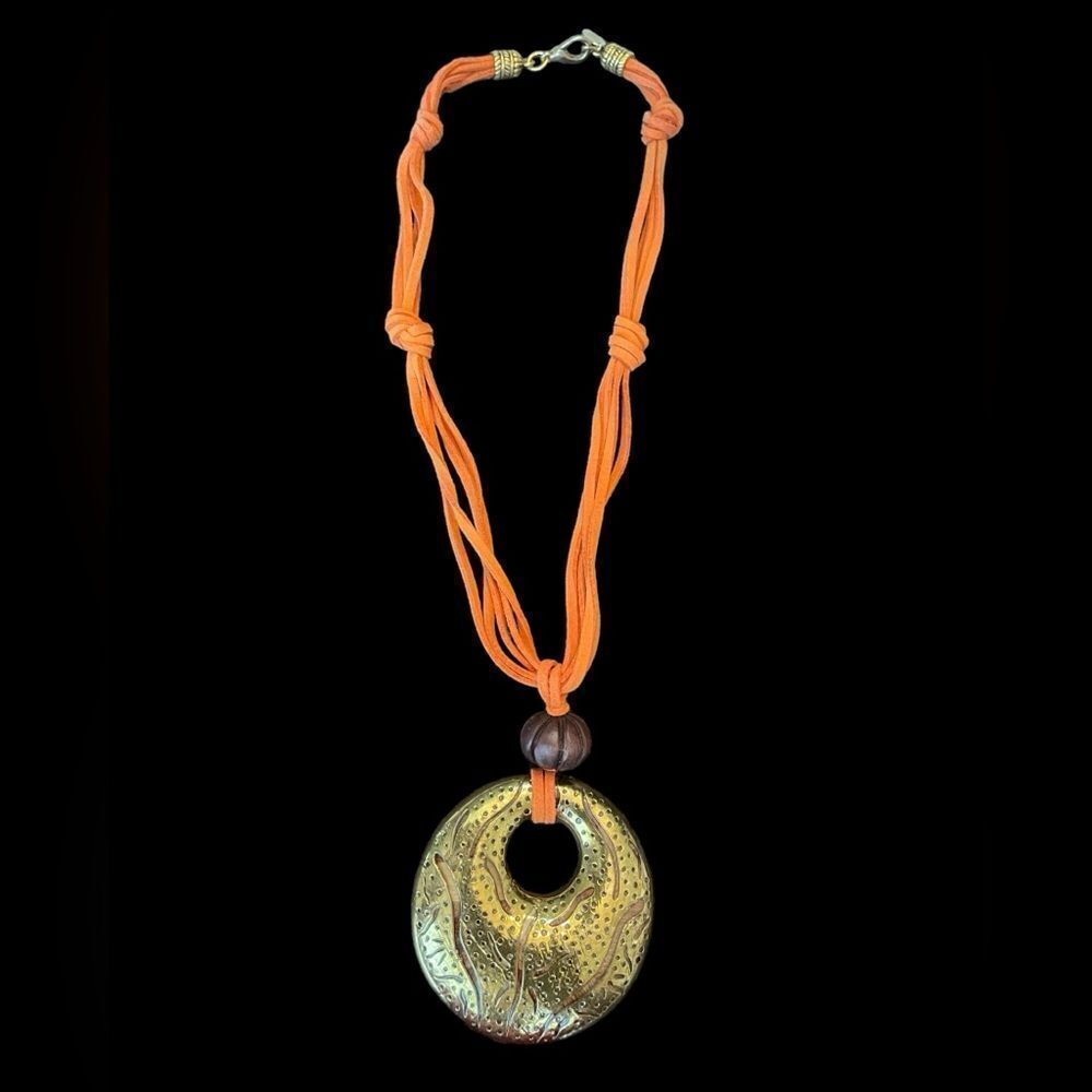 LARGE PENDANT NECKLACE WITH SUEDE NECKLACE